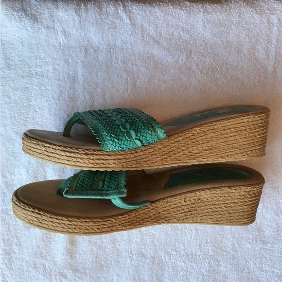 Sbicca hand made, slide on thong sandals with small wedge sole. Green. Size 10. - Picture 8 of 8